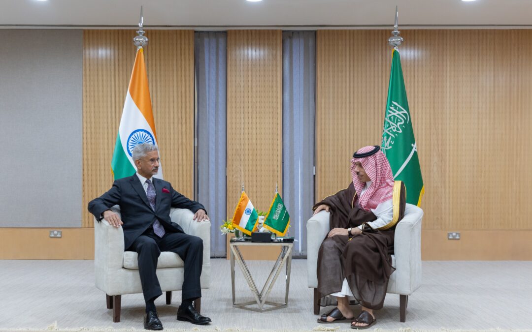 “وزير الخارجية” يستعرض العلاقات الثنائية مع نظيره الهندي