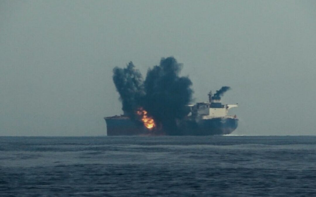 “الحوثي” يستهدف ناقلة نفط بريطانية بزورق مسير في البحر الأحمر