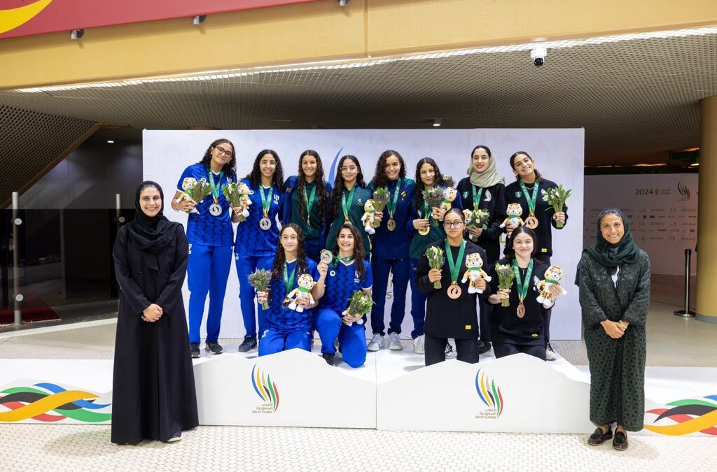 “ألعاب السعودية 3”.. مساعد وزير الرياضة “أضواء العريفي” تتوج بطلات السباحة