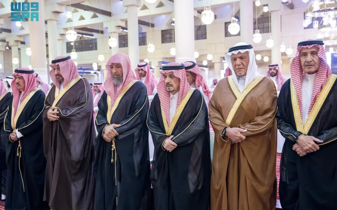 “أمير الرياض” يقيم صلاة الميت على سلطان بن محمد بن عبدالعزيز آل سعود بن فيصل آل سعود