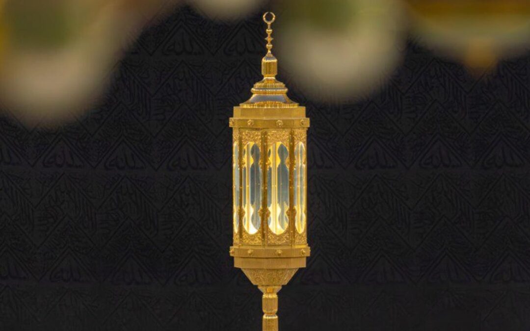 فوانيس الحِجْر في المسجد الحرام.. جمالياتٌ معمارية وصيانة يومية دقيقة