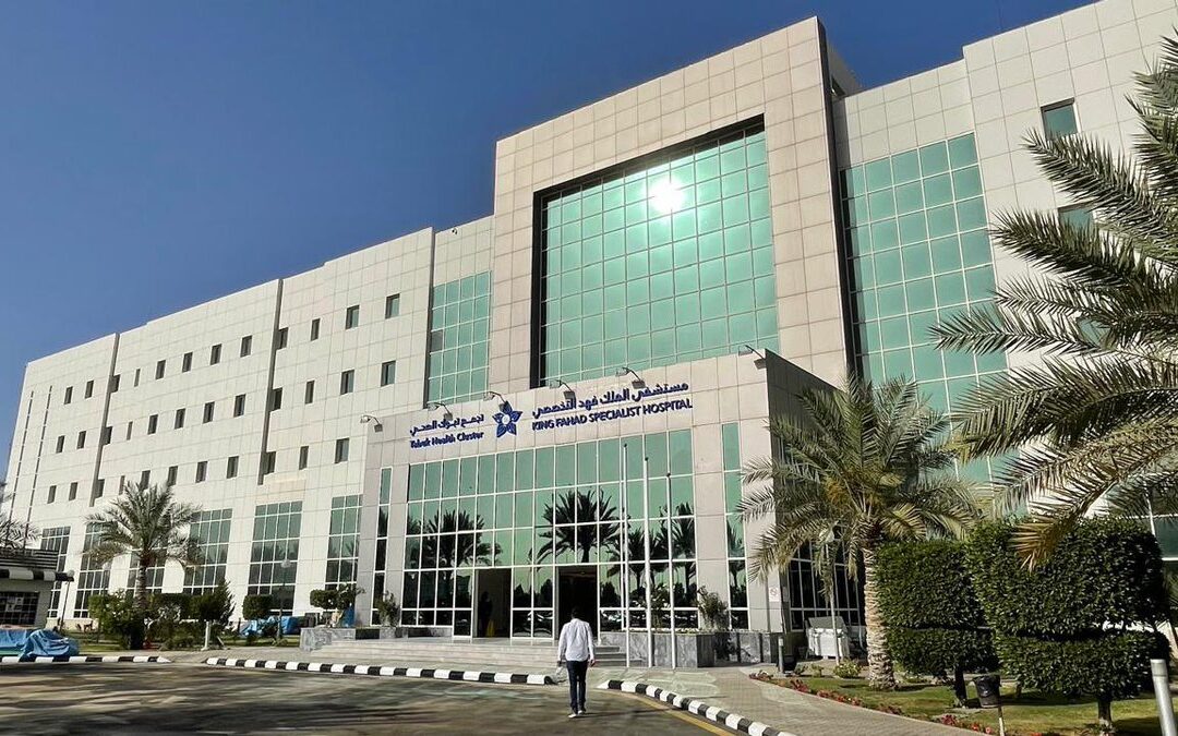 أطباء تبوك يبنون مثانة بديلة واستئصال الورم السرطاني لمريض خمسيني