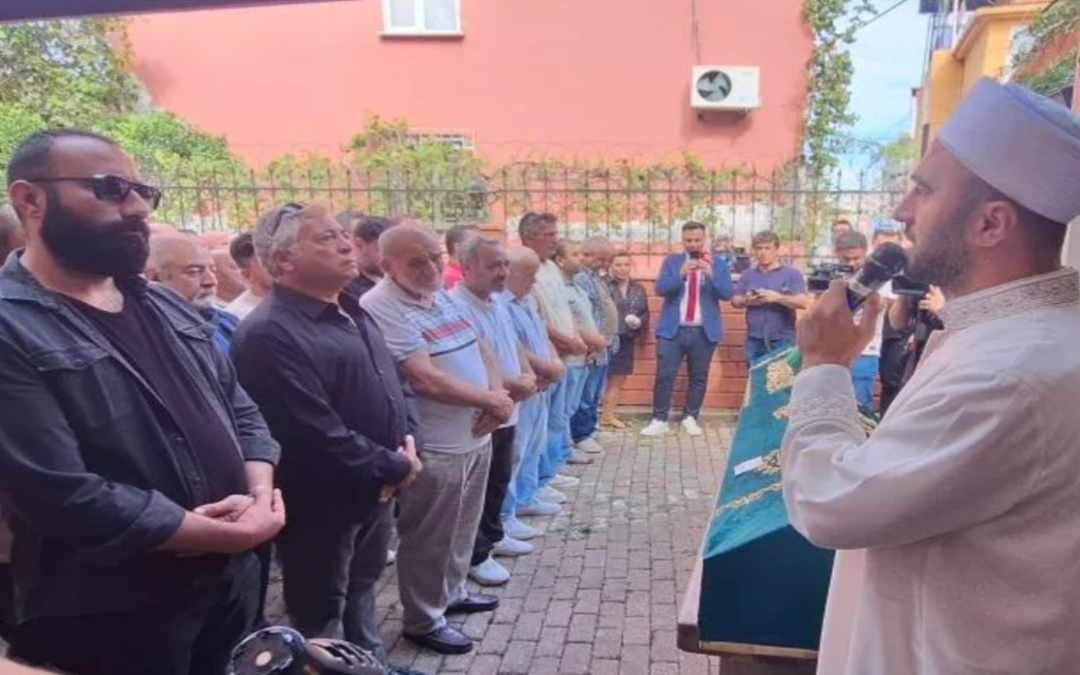 مسن تركي يعود إلى الحياة أثناء تشييع جنازته