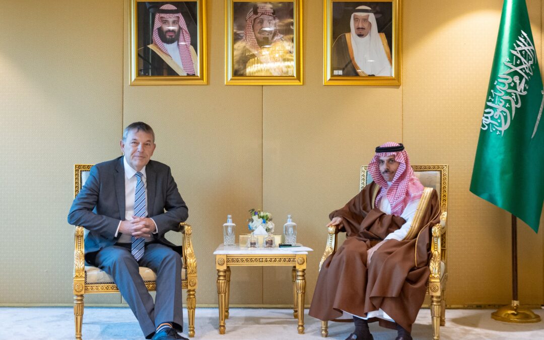 “وزير الخارجية” يجتمع بمفوض “الأونروا” ويبحثان علاقات التعاون