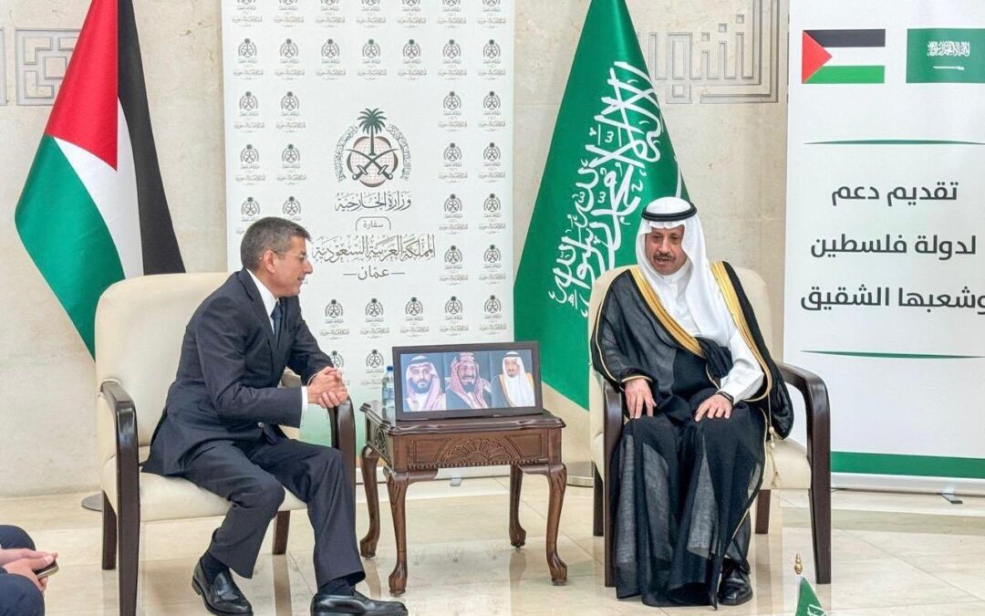سفير المملكة بالأردن يسلم وزير مالية فلسطين الدفعة الثانية من الدعم المالي الشهري