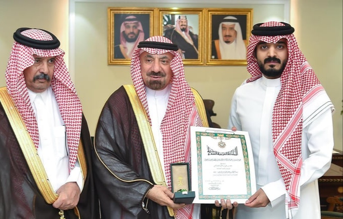 أمير نجران يسلّم مواطناً متبرعاً بكليته وسام الملك عبدالعزيز من الدرجة الثالثة