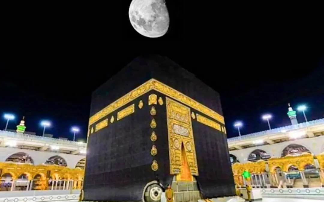 غدًا الجمعة.. القمر يتعامد على الكعبة المشرفة