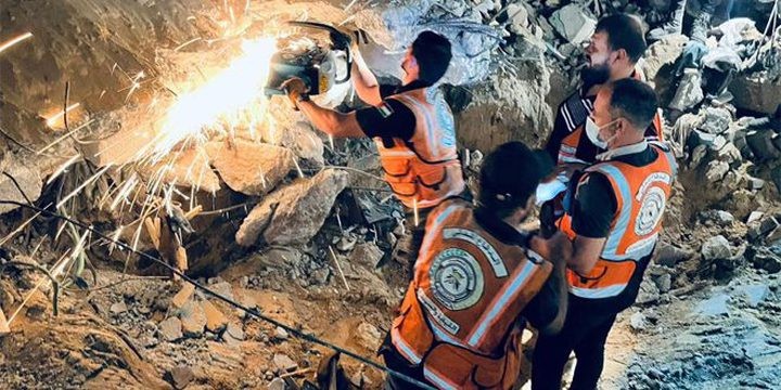 طائرات الاحتلال تطير فوق طواقم الدفاع المدني شمال غزة وتهددهم بالقتل