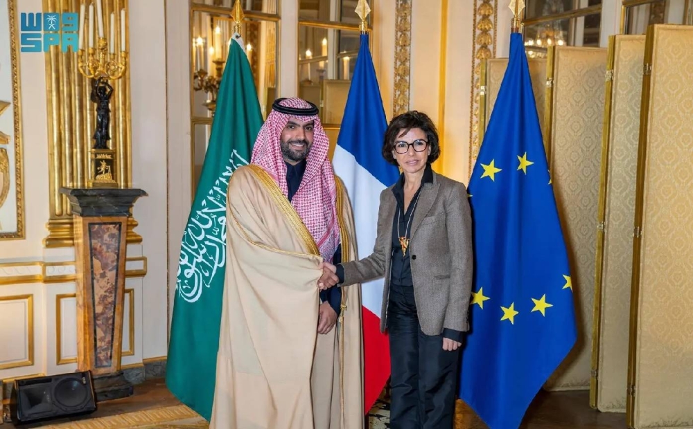 وزير الثقافة يلتقي نظيرته الفرنسية في باريس