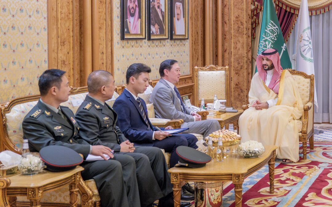 وزير الدفاع يلتقي سفير الصين لدى المملكة