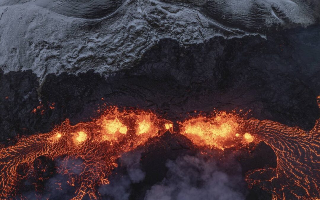 بإندونيسيا.. ثوران بركاني ينفث دخاناً بارتفاع 9 كم