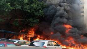 بالفيديو.. حريق ضخم بمولد كهربائي يلتهم سيارات بيروت