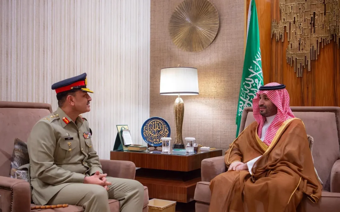 “ولي العهد” يستضيف قائد الجيش الباكستاني ويبحثان تطوير العلاقات الثنائية