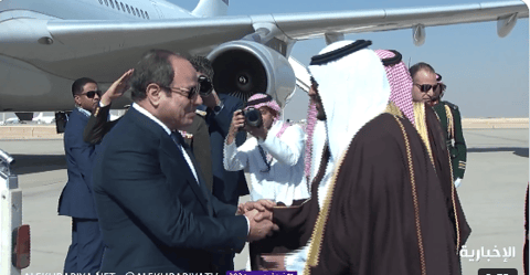 السيسي يصل إلى الرياض وفي مقدمة مستقبليه نائب أمير المنطقة
