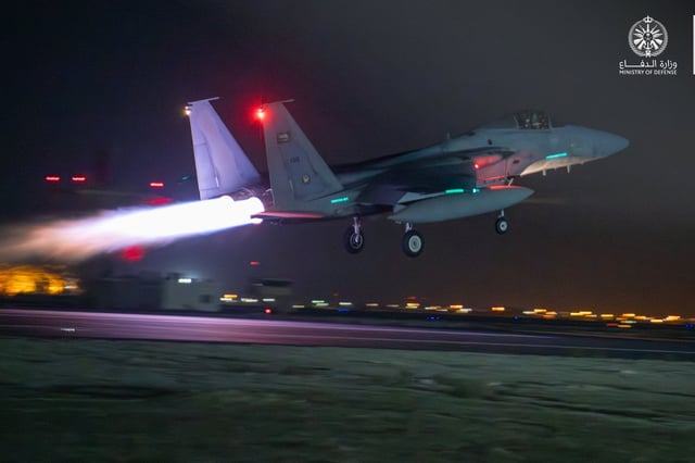 طلعات تدريبية نهارية وليلية للقوات الجوية في قاعدة الظفرة بالإمارات