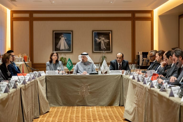 على رأس نخبة من رجال أعمال السعودية.. “وزير الاستثمار” يلتقي “ماكرون” في فرنسا