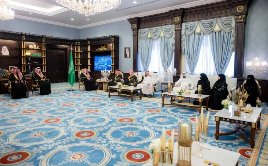 بعد التتويج عربيًّا.. أمير الباحة يتسلم مفتاح المدينة العربية المسؤولة اجتماعيًّا