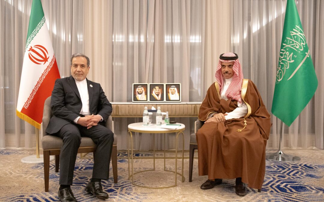 وزير الخارجية ونظيره الإيراني يبحثان تعزيز العلاقات الثنائية في المنطقة