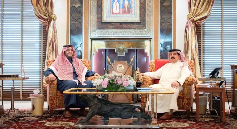 ملك البحرين وتركي بن محمد ينوهان بالعلاقات الأخوية بين البلدين الشقيقين