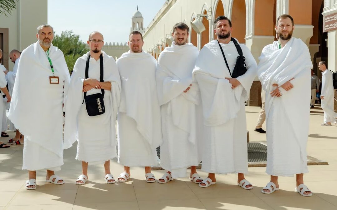 الدفعة الثانية من ضيوف برنامج خادم الحرمين يغادرون إلى مكة لأداء العمرة
