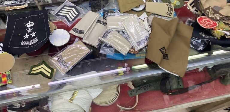 الرياض.. إغلاق 4 محالّ مخالفة لنظام بيع وخياطة الملابس العسكرية