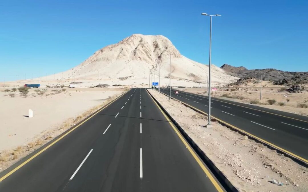 بلدية بيشة تنهي أعمال صيانة طريق الملك عبدالله بطول ٨ كلم