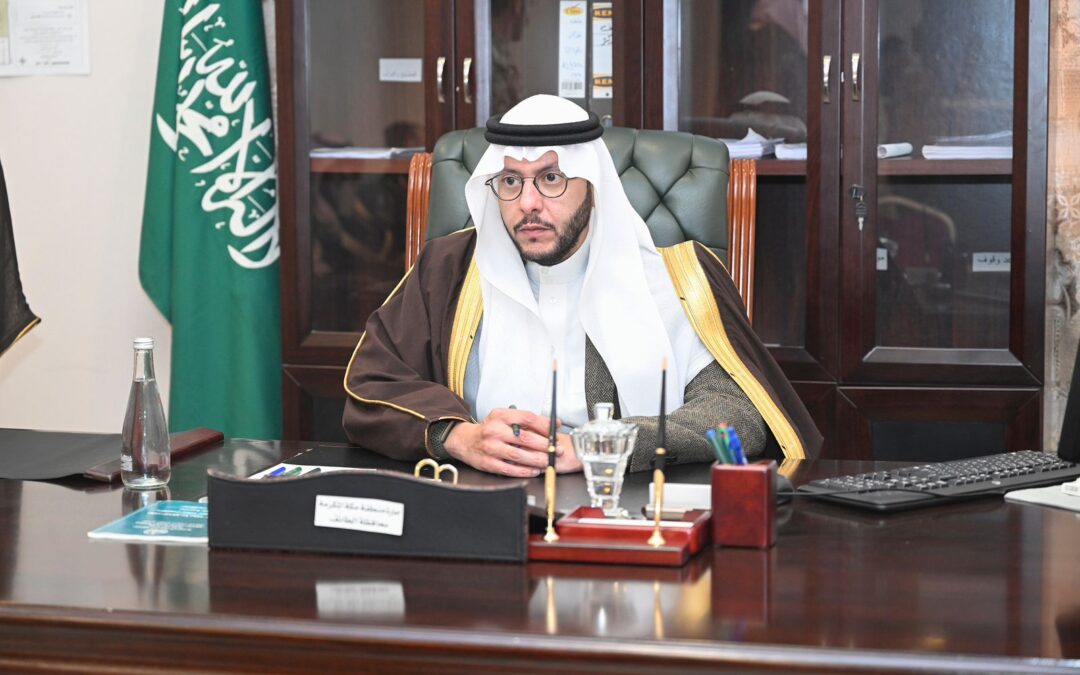 “محافظ الطائف” يتسلم تقريرًا عن منجزات “تعليم الطائف”.. ويدشّن مبادرة “المتطوّع الصغير”