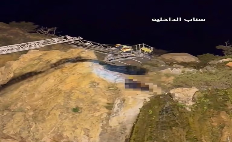 بالفيديو.. إنقاذ شخصين عَلِقا في مرتفع جبلي بالطائف
