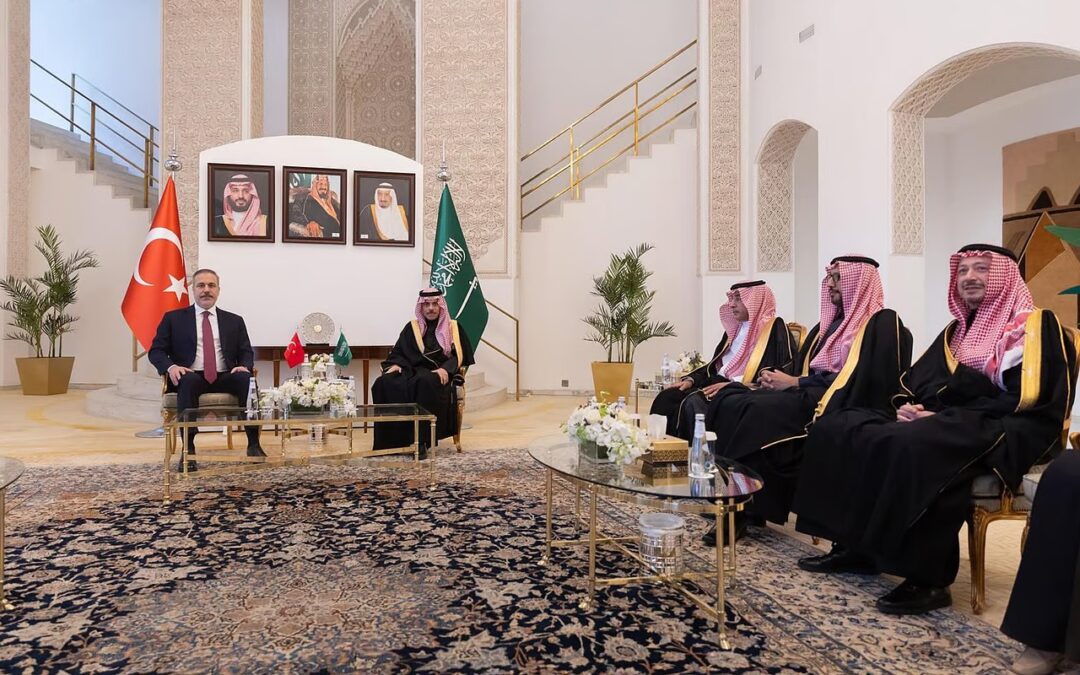 وزير الخارجية يستعرض مع نظيره التركي العلاقات الثنائية بين البلدين الشقيقين