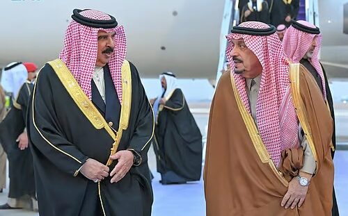 ملك البحرين يصل إلى الرياض وفي مقدمة مستقبليه فيصل بن بندر