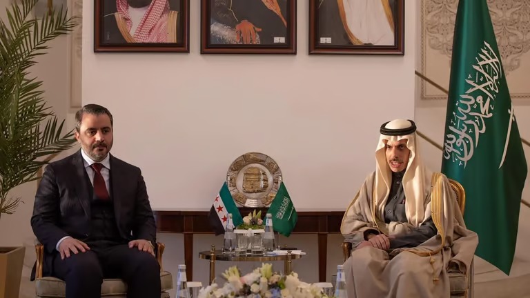 “وزير الخارجية” ونظيره  في الإدارة السورية الجديدة يستعرضان مستجدَّات الوضع الراهن بالبلاد