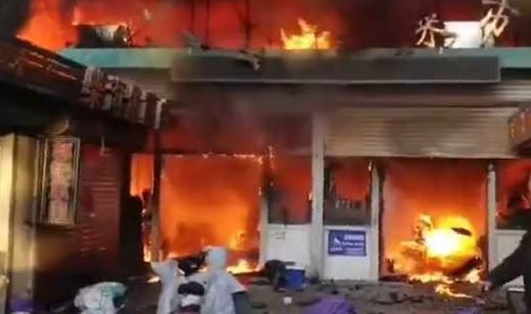 مصرع 8 وإصابة 15 جراء حريق اندلع في سوق بالصين