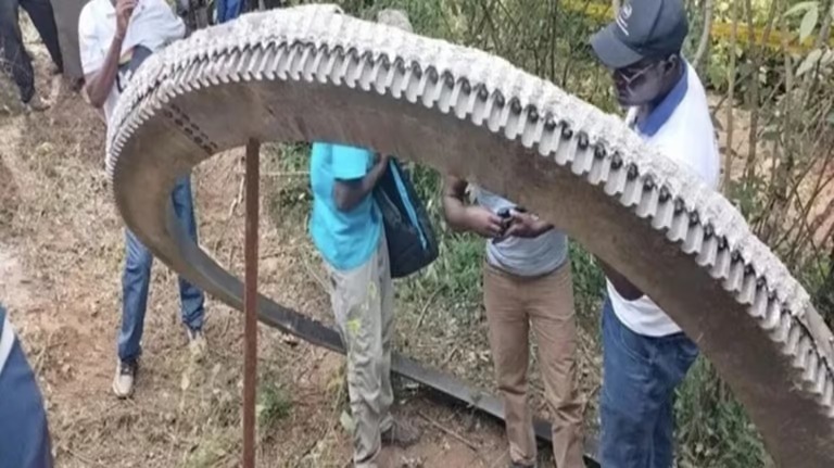 سقط من الفضاء.. زائر غير متوقَّع ويثير ذعر السكان بكينيا