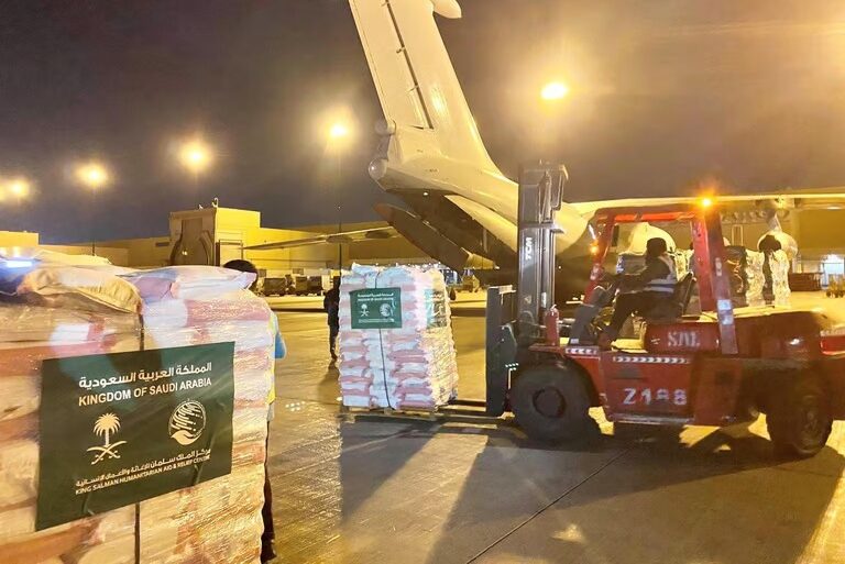 اكتمال حمولة الطائرة الثانية من الجسر الجوي السعودي لإغاثة الشعب السوري