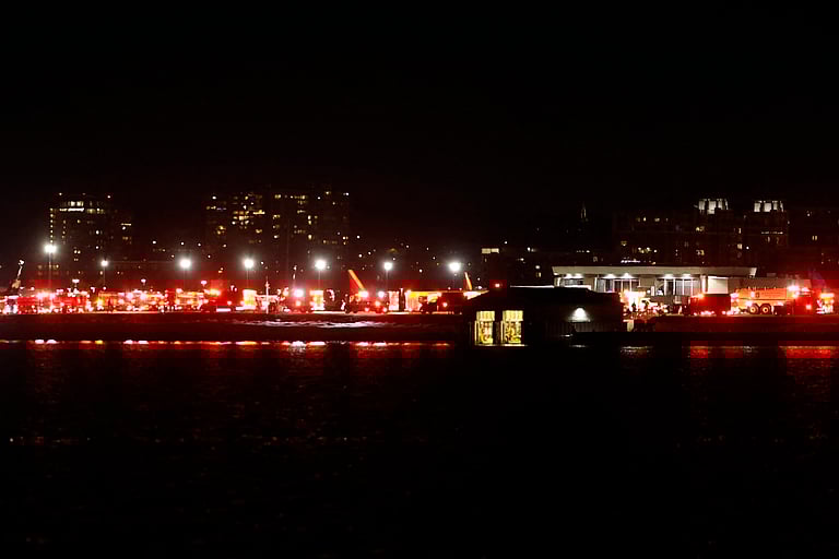 تحطم طائرة ركاب أميركية بعد اصطدامها بمروحية «بلاك هوك» فوق واشنطن