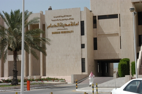 أمانة الشرقية تطوّر مدخلًا ومضمار مشي لحي البساتين في بقيق