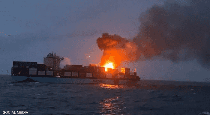 حريق في سفينة تحمل علم هونغ كونغ في البحر الأحمر