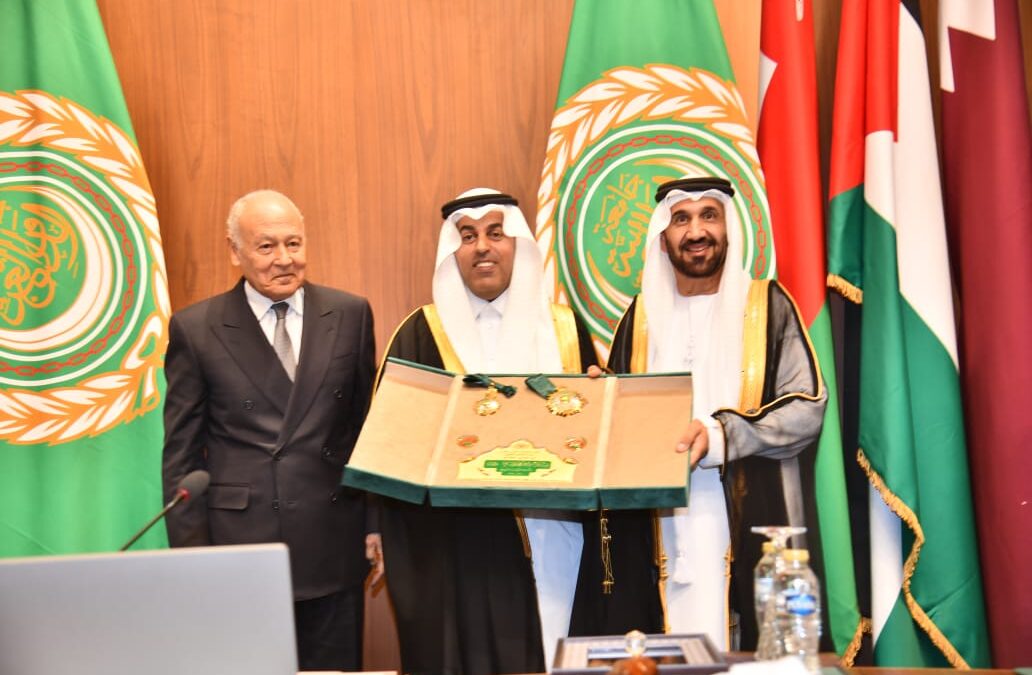 “البرلمان العربي”.. يمنح نائب رئيس مجلس الشورى السعودي وسام التميز