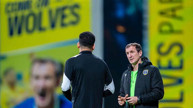 التعاون يفسخ التعاقد مع مدربه رودولفو أروبارينا ويعلن تعاقده مع “العبدلي”