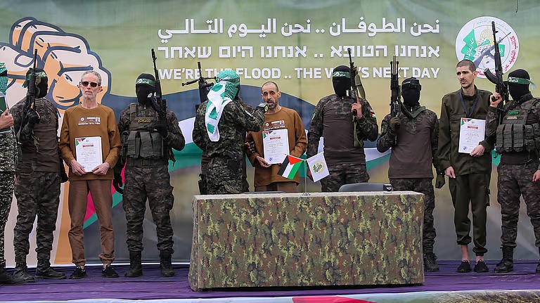 “حماس” تسلّم الأسرى الصهاينة الثلاثة للصليب الأحمر وسط قطاع غزة