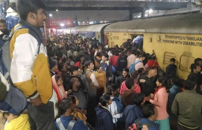 مصرع 15 شخصًا جراء تدافع بمحطة قطارات في الهند