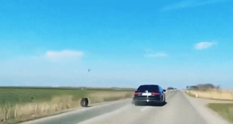 شاهد.. انفجار وانفصال إطار سيارة رئيس صربيا