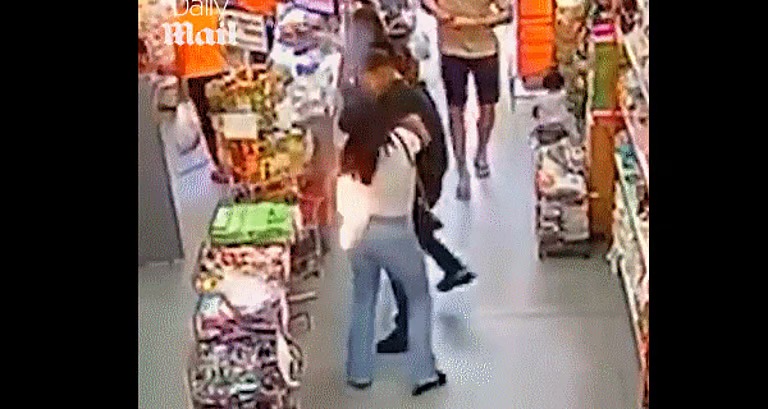 ساهد.. لحظة انفجار هاتف في جيب امرأة