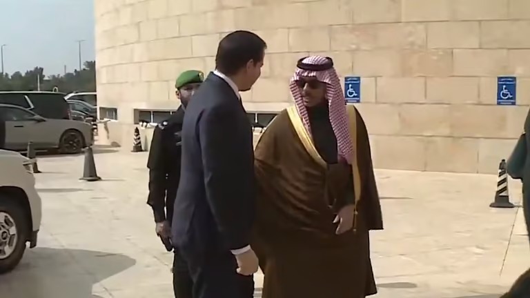 وزير الخارجية يستقبل نظيره الأميركي في مبنى الوزارة بالرياض.
