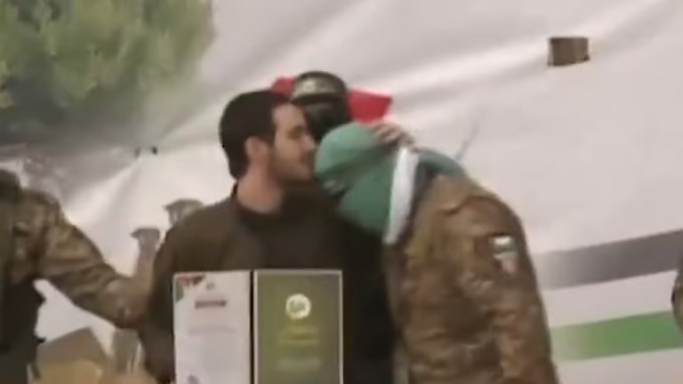 شاهد.. أحد الأسرى الصهاينة يقبل رأس مقاتلي القسام