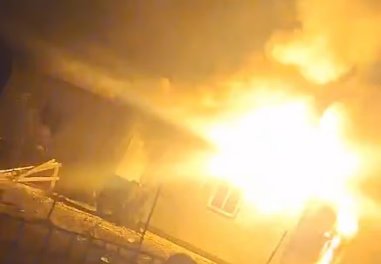 شاهد.. مستوطنون يحرقون مسجدًا بالضفة الغربية