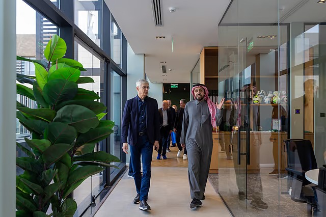 “رئيس الاتحاد السعودي لكرة القدم” يستصيف أرسين فينغر رئيس قسم تطوير كرة القدم العالمية في الفيفا