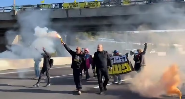 مجموعات صهيونية يتظاهرون للمطالبة بعدم عرقلة اتفاق تبادل الأسرى في غزة.