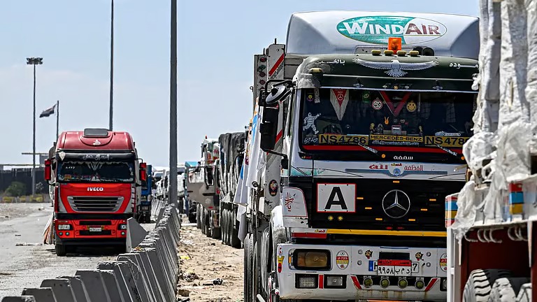 206 شاحنات مساعدات إنسانية تصل غزة عبر المعابر المصرية