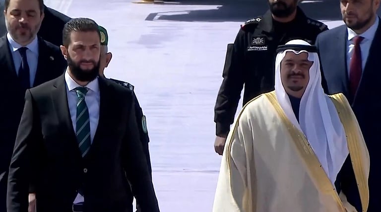 الشرع يصل الرياض وفي مقدمة مستقبليه نائب أمير المنطقة